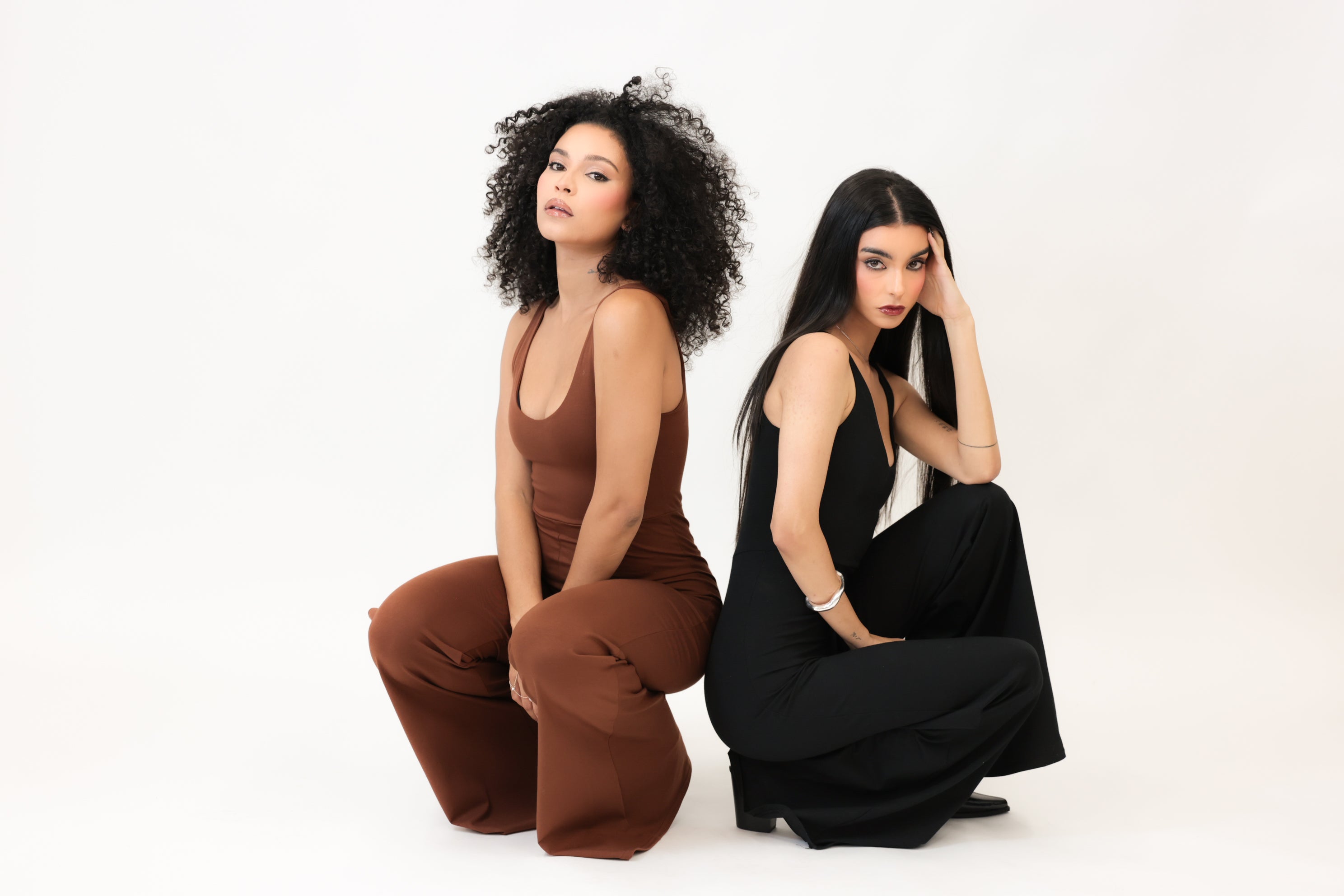 Describes the appearance of the image